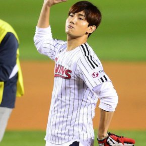 [VID] 141024 Changmin au match ‘2014 Pro-Baseball Playoff: LG Twins vs NC&nbsp;Dinos’