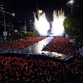 [NEWS] 141006 JYJ bloquent le traffic en réunissant 50 000 fans pour un concert de&nbsp;rue