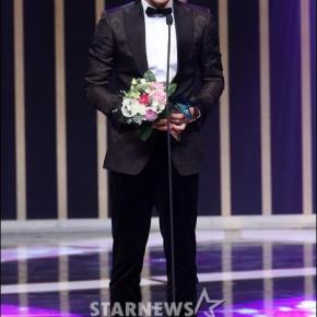 [VID+TRAD+PIC] 141001 Jaejoong reporte le prix du ‘Male Excellence Award’ aux Korea Drama&nbsp;Awards