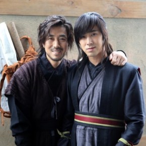 [NEWS] 141021 Yunho – Les photos commémoratives de la fin de tournage de “Journal of Night Watchmen” nous réchauffent le coeur, les pensées sur la fin du tournage sont touchantes et attirent également l&rsquo;attention…