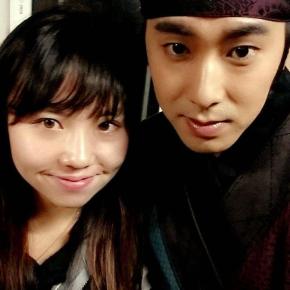 [PIC] 141022 Yunho en compagnie d&rsquo;un membre du staff de &lsquo;Diary of the Night&nbsp;Watchmen&rsquo;