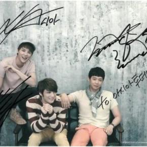 [PIC] 141111 Signatures de JYJ pour les 9 ans d&rsquo;Asia&nbsp;Today
