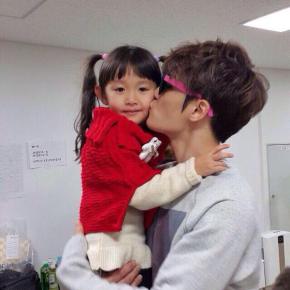 [PIC] 141214 Junsu et Jaejoong avec la famille de&nbsp;Jaejoong