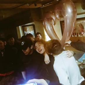 [PIC+TRAD] 141215 JYJ – Junsu tartiné de gâteau pour son&nbsp;anniversaire