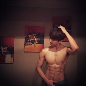 [PIC+TRAD] 141213 Changmin à moitié nu sur l&rsquo;Instagram de Xiumin&nbsp;(EXO)