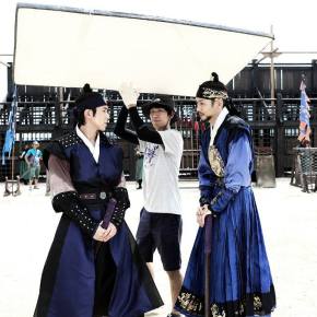 [PIC] 141231 Yunho – Ancienne photo du tournage de ‘Night Watchman’s Journal’ sur le facebook de 김흥수 (Kim&nbsp;Heung-soo)