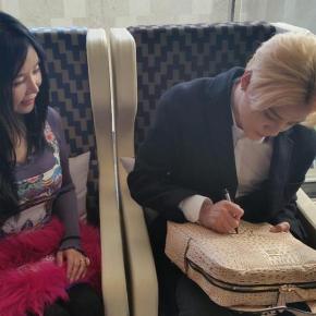 [PIC] 150201 Junsu signe sur un sac à dos&nbsp;LAMUCHA