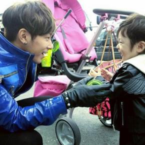 [PIC] 150203 Yunho avec le fils d&rsquo;une membre du staff de TVXQ il y a deux&nbsp;ans