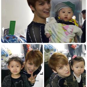 [PIC + TRAD] 150328 Jaejoong en coulisses avec neveu et nièces sur le twitter de sa&nbsp;soeur