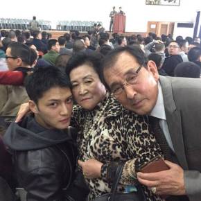 [PIC] 150402 Jaejoong avec ses parents le jour de la cérémonie d&rsquo;entrée au service militaire&nbsp;(31/03)