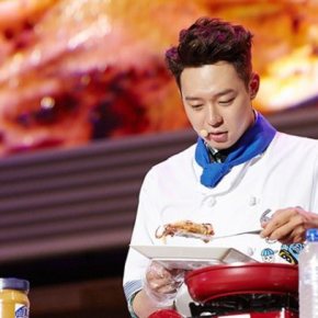 [NEWS] 150531 Park Yoochun de JYJ teste ses talents culinaires lors d&rsquo;un&nbsp;fanmeeting