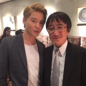 [PIC] 150621 Junsu avec le PDG de la compagnie de production de la comédie musicale ‘Death Note’ au&nbsp;Japon