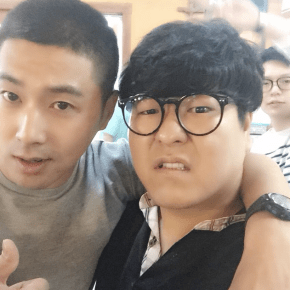 [PIC] 150721 Yunho avec un ami avant son départ pour le service&nbsp;militaire