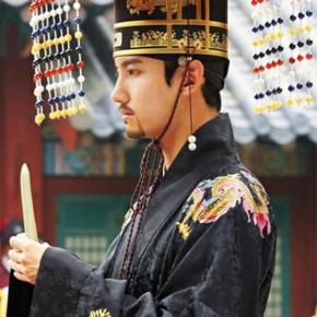 [PIC] 150813 Changmin pour ‘The Scholar Who Walks The Night’ (presse) (attention spoilers&nbsp;!)