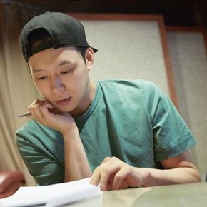[PIC] 150811 Yoochun en studio pour la narration du documentaire &laquo;&nbsp;Miracle&rsquo;s Piano&nbsp;&raquo;