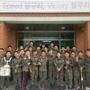 [PIC] 151020 Yunho – Photo de groupe avec ses collègues du groupe musical de la 26ème&nbsp;division