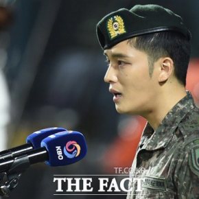 [PIC+VID] 151026 Jaejoong a chanté l&rsquo;hymne national au &lsquo;2015 KBO Korean Series Baseball&nbsp;Game&rsquo;