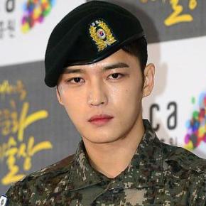 [NEWS] 151029 Jaejoong sous le feu des critiques pour avoir porté le drapeau Sud-coréen à l&rsquo;envers sur son&nbsp;uniforme