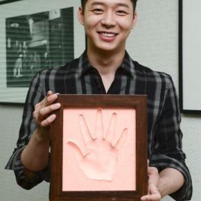 [PIC] 151105 Yoochun – Emprunte de sa main pour les &lsquo;2015 Blue Dragon Film&nbsp;Awards&rsquo;