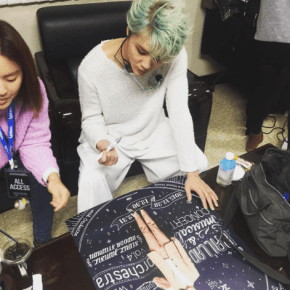[PIC] 160103 Junsu signant les posters de ses concerts de fin&nbsp;d&rsquo;année