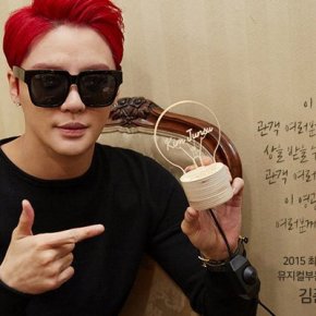 [PIC] 160207 Junsu remporte le prix de &lsquo;Best Musical Actor&rsquo; pour Death Note&nbsp;(Stagetalk)