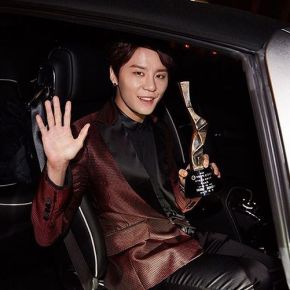 [PIC] 160220 Junsu aux &lsquo;3rd eDAILY Culture Awards&rsquo; + avec son&nbsp;prix