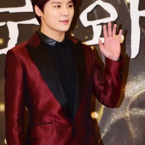 [PIC] 160219 Junsu aux ‘3rd eDaily Culture Awards’, où il a remporté un prix&nbsp;(presse)