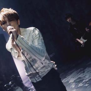 [PIC] 160223 Jaejoong signe un autographe au guitariste du MV de &lsquo;Love You&nbsp;More&rsquo;