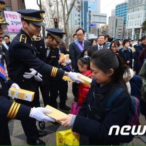 [PIC] 160302 Changmin en promotion contre la violence scolaire (presse +&nbsp;naver)