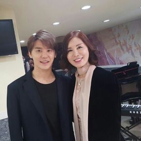 [PIC+TRAD] 160320 Junsu à l&rsquo;église avec sa&nbsp;maman