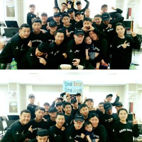 [PIC] 160919 Jaejoong offre des sweatshirts Moldir à ses camarades de&nbsp;l&rsquo;armée