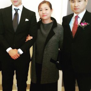 [PIC] 161113 Yunho (et son papa) au mariage de sa&nbsp;soeur