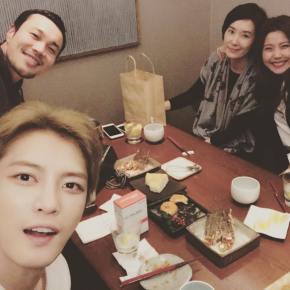 [PIC] 170119 Jaejoong avec l&rsquo;équipe de &lsquo;Triangle&rsquo;