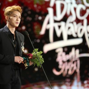 [PIC+VID] 170113 Jaejoong remporte le &lsquo;Asia Popularity Award&rsquo; lors des &rsquo;31st Golden Disc&nbsp;Awards&rsquo;