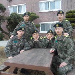 [PIC] 170306 Junsu – Photo de groupe avec ses camarades de l’armée&nbsp;(KATC)