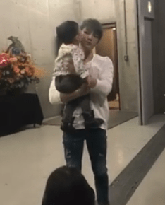[VID] 170301 Jaejoong et son neveu sur le compte Facebook de&nbsp;JYJ
