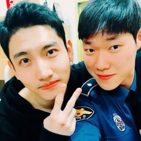 [PIC] 170402 Changmin avec un officier de l&rsquo;unité de promotion de la&nbsp;police