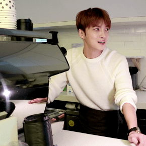 [PIC] 170523 V LIVE : Barista Jaejoong + gaming&nbsp;(behind)