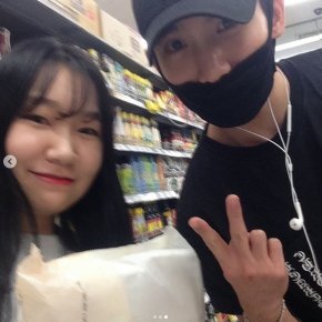 [PIC] 170821 Changmin pose dans un supermarché&nbsp;japonais