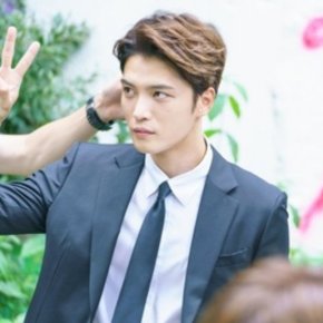 [PIC] 170828 Jaejoong sur le tournage de &lsquo;Manhole&rsquo;