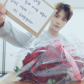 [PIC] 170905 Jaejoong pose avec les roses qu&rsquo;il a reçu de &lsquo;DC Kim Jaejoong&nbsp;Gallery&rsquo;