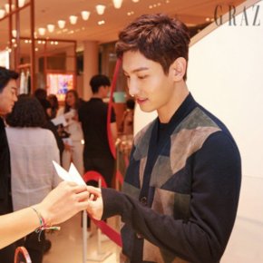 [PIC] 171030 Changmin à l&rsquo;événement spécial pour la sortie du nouveau parfum&nbsp;Hermès