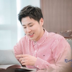 [PIC+VID] 171013 Yunho – Melo Holic : lecture du script + poster (séance&nbsp;photo)